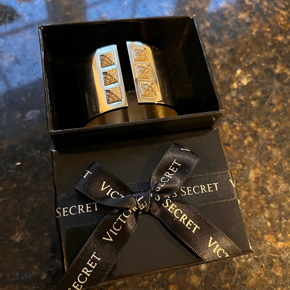 Victoria’s Secret Gold Crystal Studded Cuff NIB Gift Box Statement Bracelet​ - Picture 10 of 14